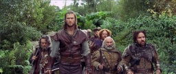 Chris Hemsworth interpreta al Cazador que junto a los enanos ayudarán a Blanca Nieves a hacerle frente a la malvada reina